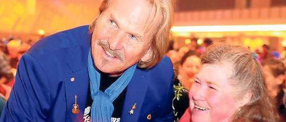 Es ist serviert. Entertainer Frank Zander nahm sich viel Zeit für seine Gäste, die er traditionell kurz vor Weihnachten zum Gänsebratenessen eingeladen hatte.