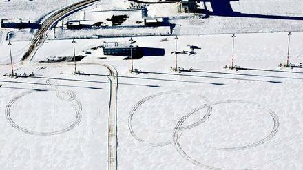 Und die Krise zieht ihre Kreise. Ein Flughafenmitarbeiter hatte im Schnee vor dem BER-Tower offenbar seinen Spaß und drehte zwei, drei Runden. Aber die Kollisionsgefahr mit Flugzeugen ist bis Oktober 2013 bekanntlich eher gering.