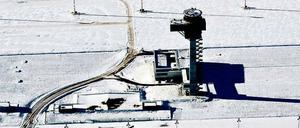 Und die Krise zieht ihre Kreise. Ein Flughafenmitarbeiter hatte im Schnee vor dem BER-Tower offenbar seinen Spaß und drehte zwei, drei Runden. Aber die Kollisionsgefahr mit Flugzeugen ist bis Oktober 2013 bekanntlich eher gering.