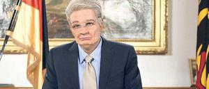 Liebe Mitbürgerinnen und Mitbürger. Florian Schroeder hat neben dem Umweltminister auch den Bundespräsidenten Joachim Gauck im Parodie-Repertoire. Foto: RBB