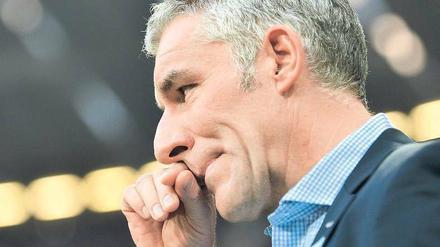 Er lächelt nicht mehr. Mirko Slomka ist die Lockerheit abhanden gekommen. Foto: dpa