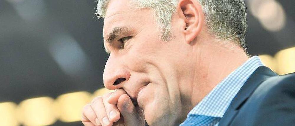 Er lächelt nicht mehr. Mirko Slomka ist die Lockerheit abhanden gekommen. Foto: dpa