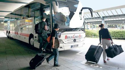 Reisen mit Chauffeur. Die Bahn ist mit dem Unternehmen Berlin-Linienbus derzeit noch der Marktführer in Deutschland. Nach der Liberalisierung hoffen viele Firmen auf Kunden, denen der Zug und das Auto zu teuer sind. Foto: pa-dpa