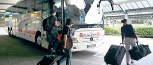 Reisen mit Chauffeur. Die Bahn ist mit dem Unternehmen Berlin-Linienbus derzeit noch der Marktführer in Deutschland. Nach der Liberalisierung hoffen viele Firmen auf Kunden, denen der Zug und das Auto zu teuer sind. Foto: pa-dpa