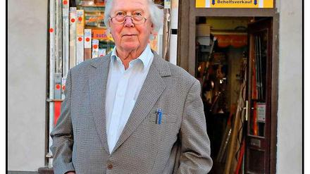 Werner Castorf im Januar 2012 vor dem Überrest seines Geschäfts.