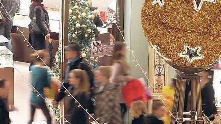 Einkaufen nach Wunschzettel. Drei Shoppingtage bleiben bis zur Bescherung. Viele Kunden suchen noch Geschenke – wie hier im Steglitzer Center „Das Schloss“. 