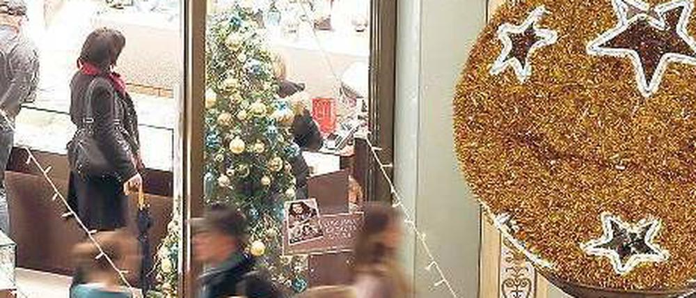 Einkaufen nach Wunschzettel. Drei Shoppingtage bleiben bis zur Bescherung. Viele Kunden suchen noch Geschenke – wie hier im Steglitzer Center „Das Schloss“. 
