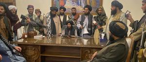 Taliban-Kämpfer sitzen in einem Raum des Präsidentenpalastes. 