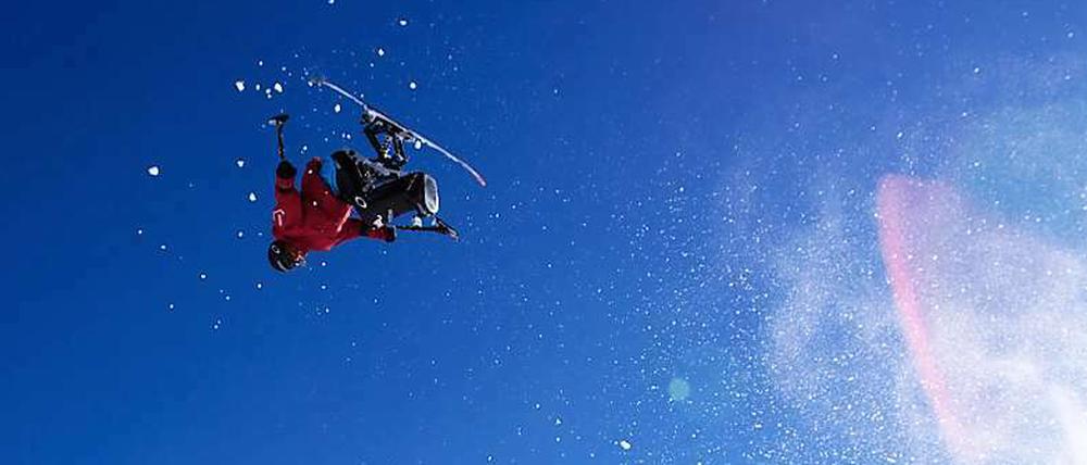 Ins Blaue hinein. Der Freestyle-Skifahrer Josh Dueck brach sich bei einem Salto den Rücken. Acht Jahre danach wagte der Rollstuhlfahrer das Kunststück erneut.