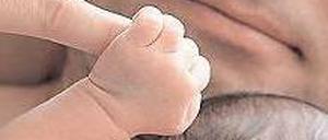 Beschützer. Das St. Joseph-Krankenhaus Tempelhof bietet Väterkurse an. Foto: dpa