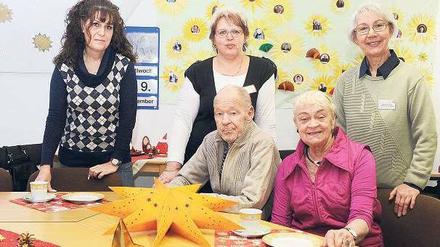 In guter Gesellschaft. Die Betreuungsgruppe für Demenzkranke hilft Manfred Kühtze und seiner Frau Ingeborg. 