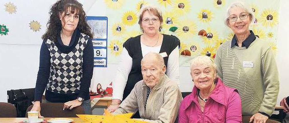 In guter Gesellschaft. Die Betreuungsgruppe für Demenzkranke hilft Manfred Kühtze und seiner Frau Ingeborg. 