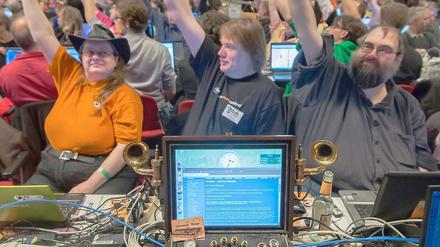 Ein bisschen was wird dann doch abgestimmt in Bochum - hier einige enthusiastische Piraten, die ihre "Ja!"-Karten in die Höhe recken. Mehr als 2000 von ihnen waren zum Parteitag gekommen. 