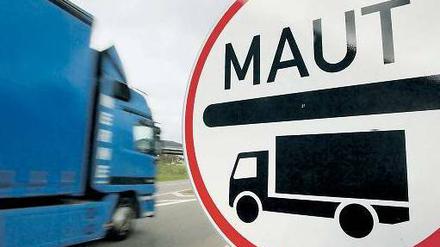 Die Lkw-Maut beschäftigt die deutsche Justiz seit Jahren. Eine außergerichtliche Einigung wäre möglich. Bundesverkehrsminister Ramsauer setzt aber auf ein Urteil. Foto: dpa