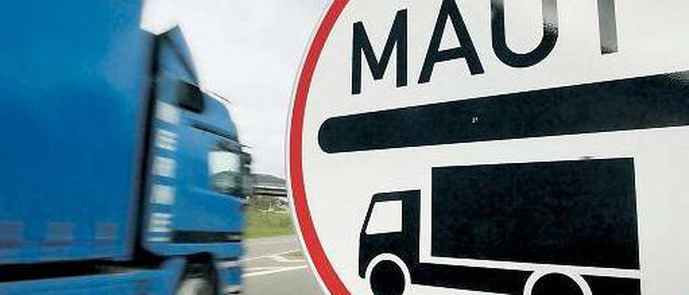 Die Lkw-Maut beschäftigt die deutsche Justiz seit Jahren. Eine außergerichtliche Einigung wäre möglich. Bundesverkehrsminister Ramsauer setzt aber auf ein Urteil. Foto: dpa