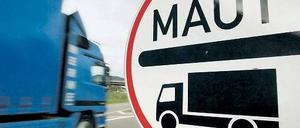 Die Lkw-Maut beschäftigt die deutsche Justiz seit Jahren. Eine außergerichtliche Einigung wäre möglich. Bundesverkehrsminister Ramsauer setzt aber auf ein Urteil. Foto: dpa