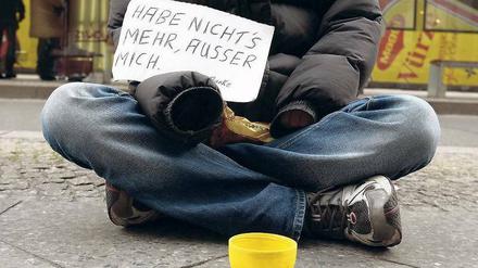 Auf sich selbst gestellt. Obdachlose haben zurzeit noch weniger Aussicht auf Hilfe. Die Unterkünfte sind überfüllt. Foto: dpa/Burgi