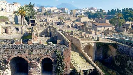 Villen mit Aussicht. Die nach dem Vulkanausbruch erstarrten Gesteinsschichten sind dicker als in der Nachbarstadt: Herculaneum wurde quasi vollständig eingebacken. Für Archäologen ein Glücksfall.