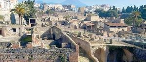 Villen mit Aussicht. Die nach dem Vulkanausbruch erstarrten Gesteinsschichten sind dicker als in der Nachbarstadt: Herculaneum wurde quasi vollständig eingebacken. Für Archäologen ein Glücksfall.
