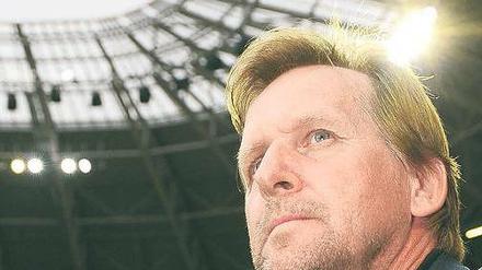 Der Blick geht Richtung Mittellandkanal. Bernd Schuster trainierte zuletzt bis März 2011 den türkischen Erstligisten Besiktas Istanbul, nun könnte er seine Premiere als Coach in der Bundesliga geben. Foto: dpa
