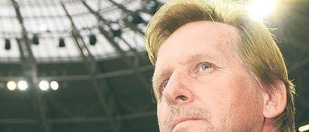 Der Blick geht Richtung Mittellandkanal. Bernd Schuster trainierte zuletzt bis März 2011 den türkischen Erstligisten Besiktas Istanbul, nun könnte er seine Premiere als Coach in der Bundesliga geben. Foto: dpa