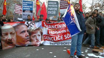 Türkische Studenten demonstrieren gegen den geplanten Nato-Einsatz an der türkischen Grenze.