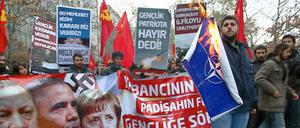 Türkische Studenten demonstrieren gegen den geplanten Nato-Einsatz an der türkischen Grenze.