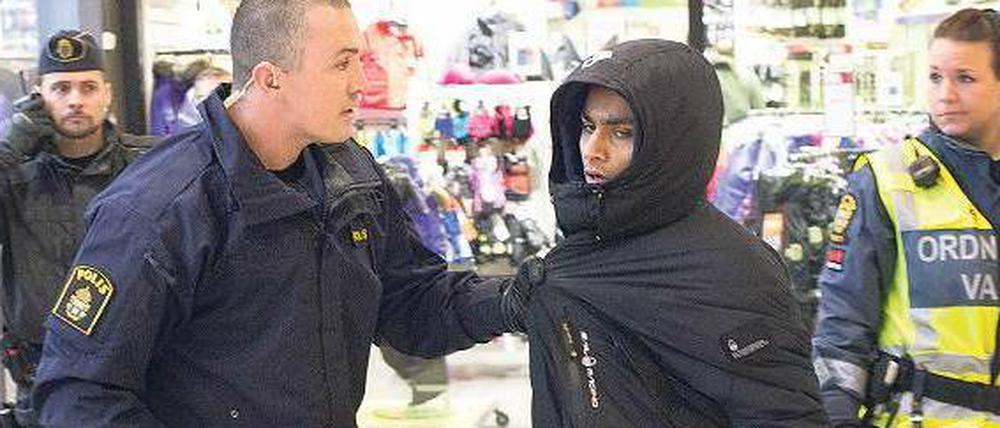 Unklare Fronten. Ein Polizist packt einen Jugendlichen während der Auseinandersetzungen. 