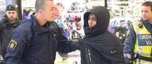 Unklare Fronten. Ein Polizist packt einen Jugendlichen während der Auseinandersetzungen. 