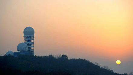 Facebook-Nutzer feiern den Weltuntergang an der verlassenen Abhörstation auf dem Teufelsberg.