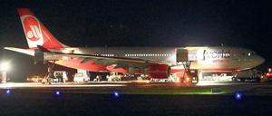 Am Boden. Ein vermuteter Triebwerkschaden zwang diesen Air-Berlin-Jet zur Rückkehr nach Phuket. Die Passagiere kamen mit dem Schrecken davon. Foto: dpa
