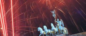 Das Brandenburger Tor steht im Mittelpunkt. Jeanette Biedermann und die Pet Shop Boys sollen dem Showprogramm aus dem oft beklagten Mittelmaß helfen.