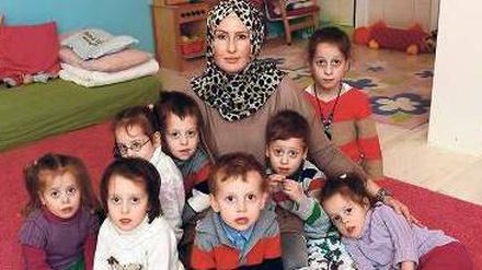 Achter plus Steuerfrau. Roksana Temiz mit ihren Kindern Zehra (v.l.) Esma, Ahmed, Rana, Malik-Musa, Adem, Zeynep und Meryem. Foto: dpa/Britta Pedersen