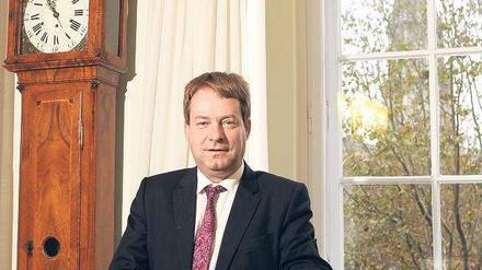 In der Machtzentrale. Einen Teil seiner Arbeit erledigt Dieter Lamlé an seinem Stehpult im Roten Rathaus. Dort ist er Protokollchef und leitet die Auslandsabteilung. 