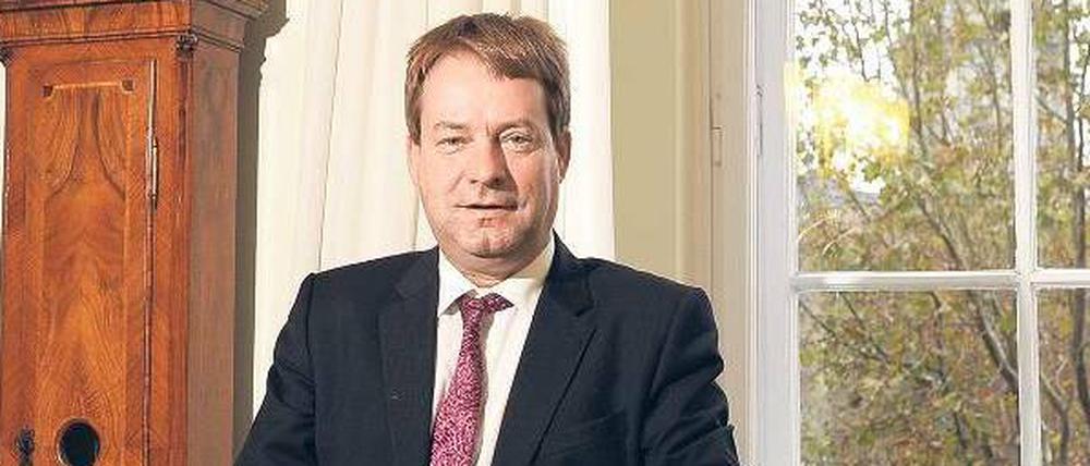 In der Machtzentrale. Einen Teil seiner Arbeit erledigt Dieter Lamlé an seinem Stehpult im Roten Rathaus. Dort ist er Protokollchef und leitet die Auslandsabteilung. 
