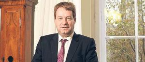 In der Machtzentrale. Einen Teil seiner Arbeit erledigt Dieter Lamlé an seinem Stehpult im Roten Rathaus. Dort ist er Protokollchef und leitet die Auslandsabteilung.