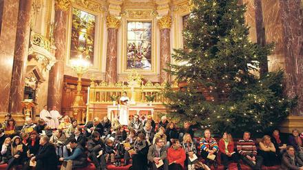 Volles Haus. Besucher der Christvesper im Berliner Dom mussten vor zwei Jahren vor dem Altar Platz nehmen, weil die Kirche bis auf den letzten Platz gefüllt war. Inzwischen zieht es noch mehr Menschen zu den Weihnachtsgottesdiensten – besonders an Heiligabend. Foto: dpa/Marcel Mettelsiefen