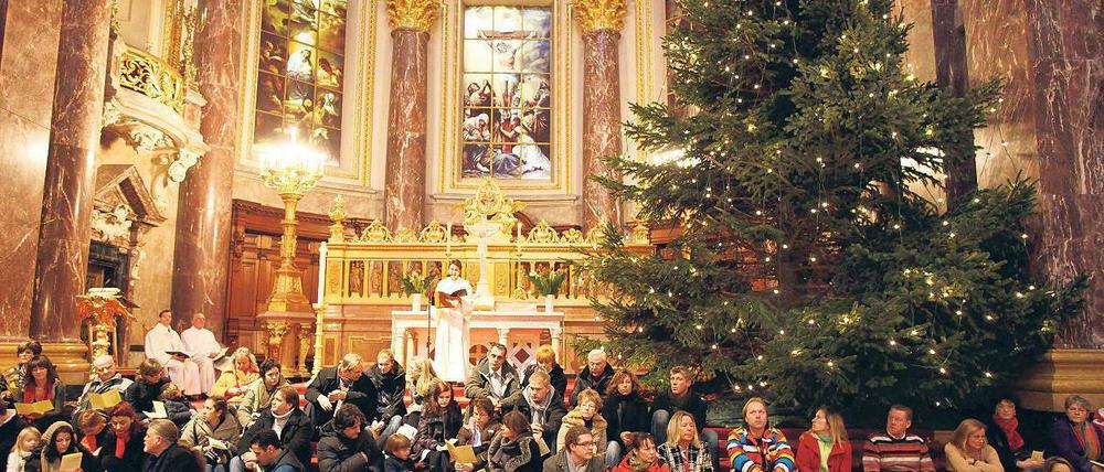 Volles Haus. Besucher der Christvesper im Berliner Dom mussten vor zwei Jahren vor dem Altar Platz nehmen, weil die Kirche bis auf den letzten Platz gefüllt war. Inzwischen zieht es noch mehr Menschen zu den Weihnachtsgottesdiensten – besonders an Heiligabend. Foto: dpa/Marcel Mettelsiefen