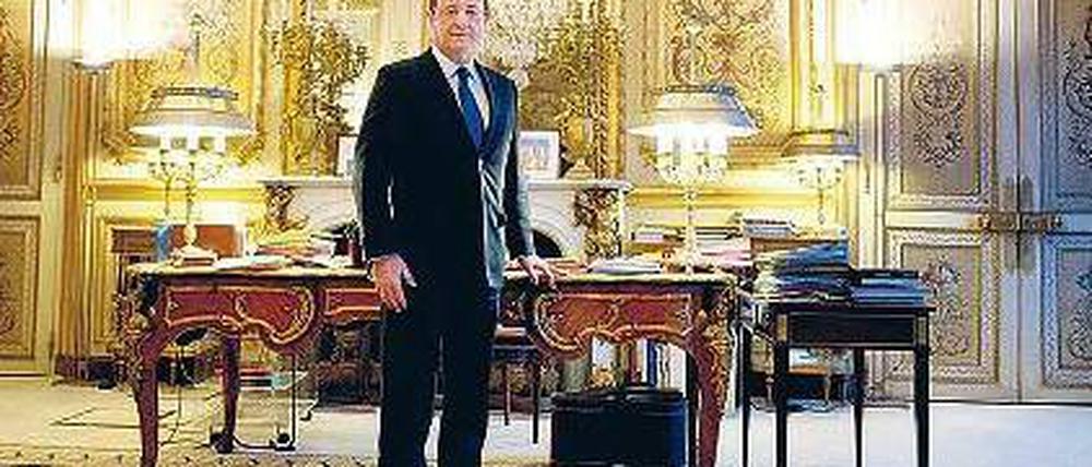 Der Sozialist im Elysee-Palast. Francois Hollande vor seinem Schreibtisch. Fotos: rtr/dapd