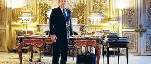 Der Sozialist im Elysee-Palast. Francois Hollande vor seinem Schreibtisch. Fotos: rtr/dapd