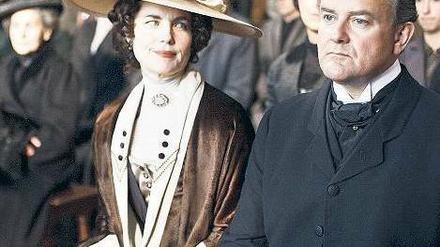 Wie eine Reise in eine untergegangene Zeit: Lord Grantham (Hugh Bonneville) und seine aus den USA stammende Ehefrau Cora (Elizabeth McGovern). Foto: ZDF