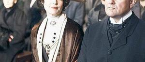 Wie eine Reise in eine untergegangene Zeit: Lord Grantham (Hugh Bonneville) und seine aus den USA stammende Ehefrau Cora (Elizabeth McGovern). Foto: ZDF