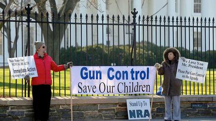 Demonstranten am Freitagabend vor dem Weißen Haus in Washington. Reflexartig kocht nach dem Amoklauf in Newtown die Debatte um das Waffenrecht hoch. Doch dieses Mal ist es anders: Bei dem schlimmsten Schul-Massaker der jüngeren Geschichte viele Kinder unter den Opfern. Viele hoffen jetzt auf ein Umdenken. Bisher waren die Versuche der Waffengegner aber wenig erfolgreich. Die Waffenlobby ist ein mächtiger Gegner und weiß ganz genau, wie sie die Diskussion für ihre Zwecke nutzen kann. 