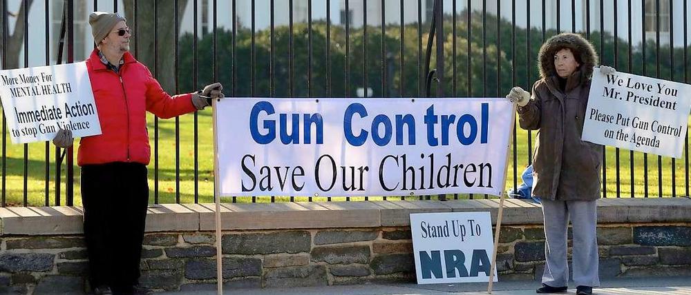 Demonstranten am Freitagabend vor dem Weißen Haus in Washington. Reflexartig kocht nach dem Amoklauf in Newtown die Debatte um das Waffenrecht hoch. Doch dieses Mal ist es anders: Bei dem schlimmsten Schul-Massaker der jüngeren Geschichte viele Kinder unter den Opfern. Viele hoffen jetzt auf ein Umdenken. Bisher waren die Versuche der Waffengegner aber wenig erfolgreich. Die Waffenlobby ist ein mächtiger Gegner und weiß ganz genau, wie sie die Diskussion für ihre Zwecke nutzen kann. 
