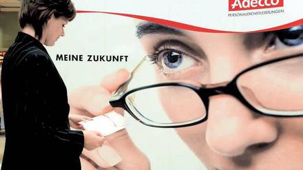 Karriere auf Zeit. Ob Sekretärin oder Ärzte – Leiharbeit gibt es in fast allen Branchen. In Unternehmen müssen sich die Zeitarbeiter ein dickes Fell zulegen, denn häufig sind sie isoliert. Die anderen Mitarbeiter haben Angst, von ihnen ersetzt zu werden. Foto: ddp
