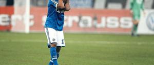 Auge zu und raus. Jefferson Farfan kann nicht fassen, dass seine Schalker im Pokal an Mainz gescheitert sind. Foto: Reuters