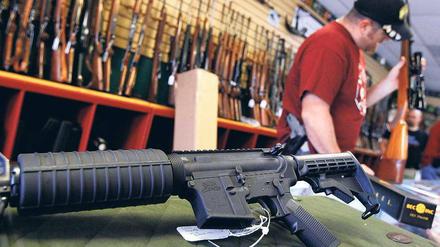 Alltäglich: Ein Sturmgewehr wird in einem Geschäft angeboten. 