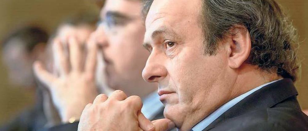 Nicht mehr nur Zuschauer. Uefa-Präsident Platini setzt den Kurs um, den er bereits vor zwei Jahren angekündigt hatte. Foto: AFP