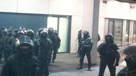 Stadionerlebnis. Der Bus des Kölner Fanclubs „Rut Wiess Colonia“ wird in Stuttgart von Polizei-Spezialkräften in Empfang genommen. 