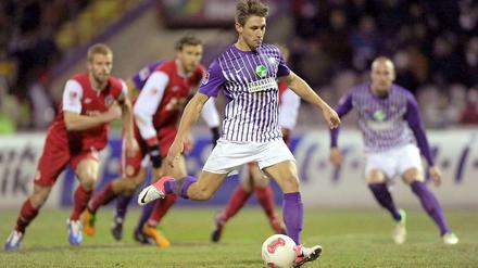 Sylverstr-Knaller in der Vorweihnachtszeit: Aues Jakub Sylvestr (vorn) trifft per Elfmeter zum 1:0 gegen Energie Cottbus